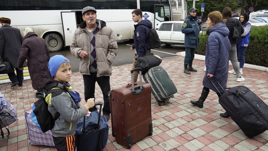 Civis evacuados da cidade de Kherson, ocupada pela Rússia, na estação ferroviária da cidade de Djankoi, na Crimeia
