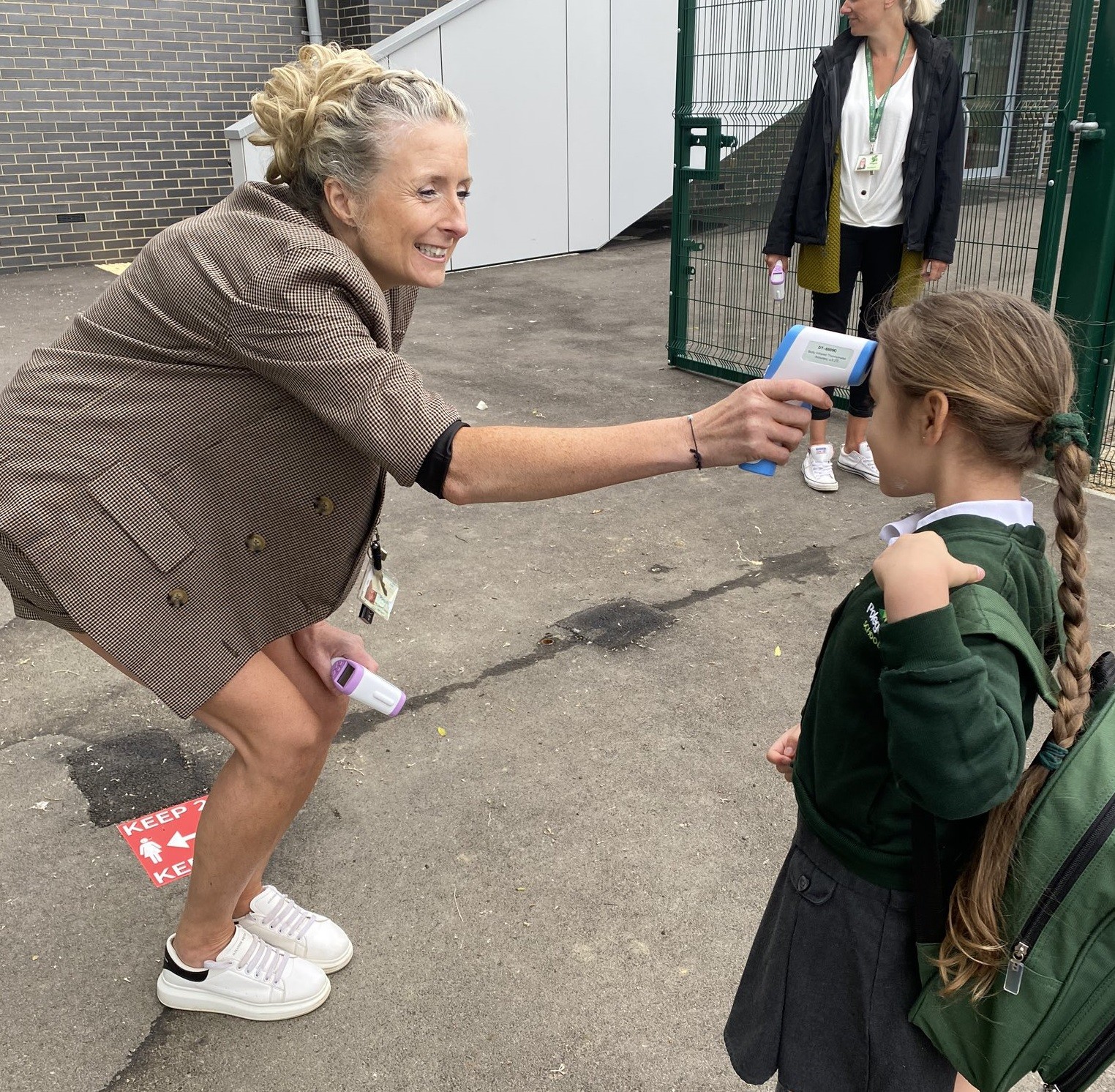 Medição de temperatura antes de entrar na escola na Inglaterra (Foto: Reprodução Twitter)