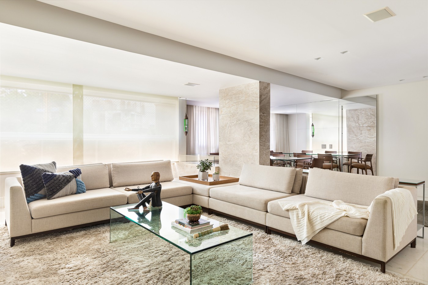 Décor do dia: estilo minimalista e mármore branco na sala de estar (Foto: Ivan Araújo)