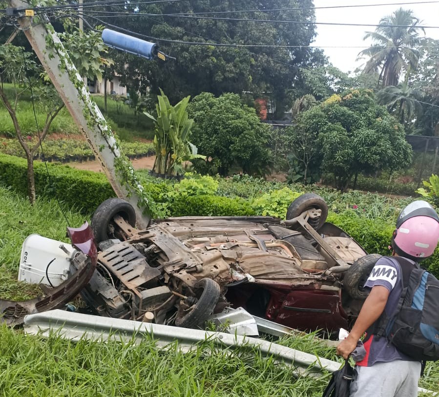Jovem fica ferido e carro destruído após bater em poste na Região Metropolitana de Salvador