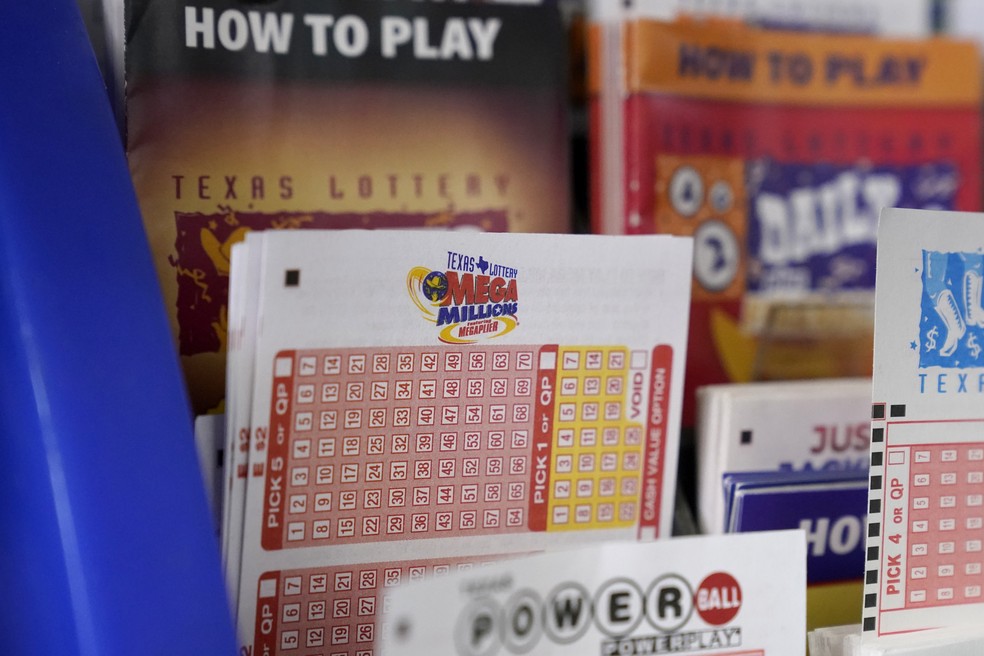 Bilhetes da loteria Mega Millions em loja do estado do Texas — Foto: Tony Gutierrez/AP