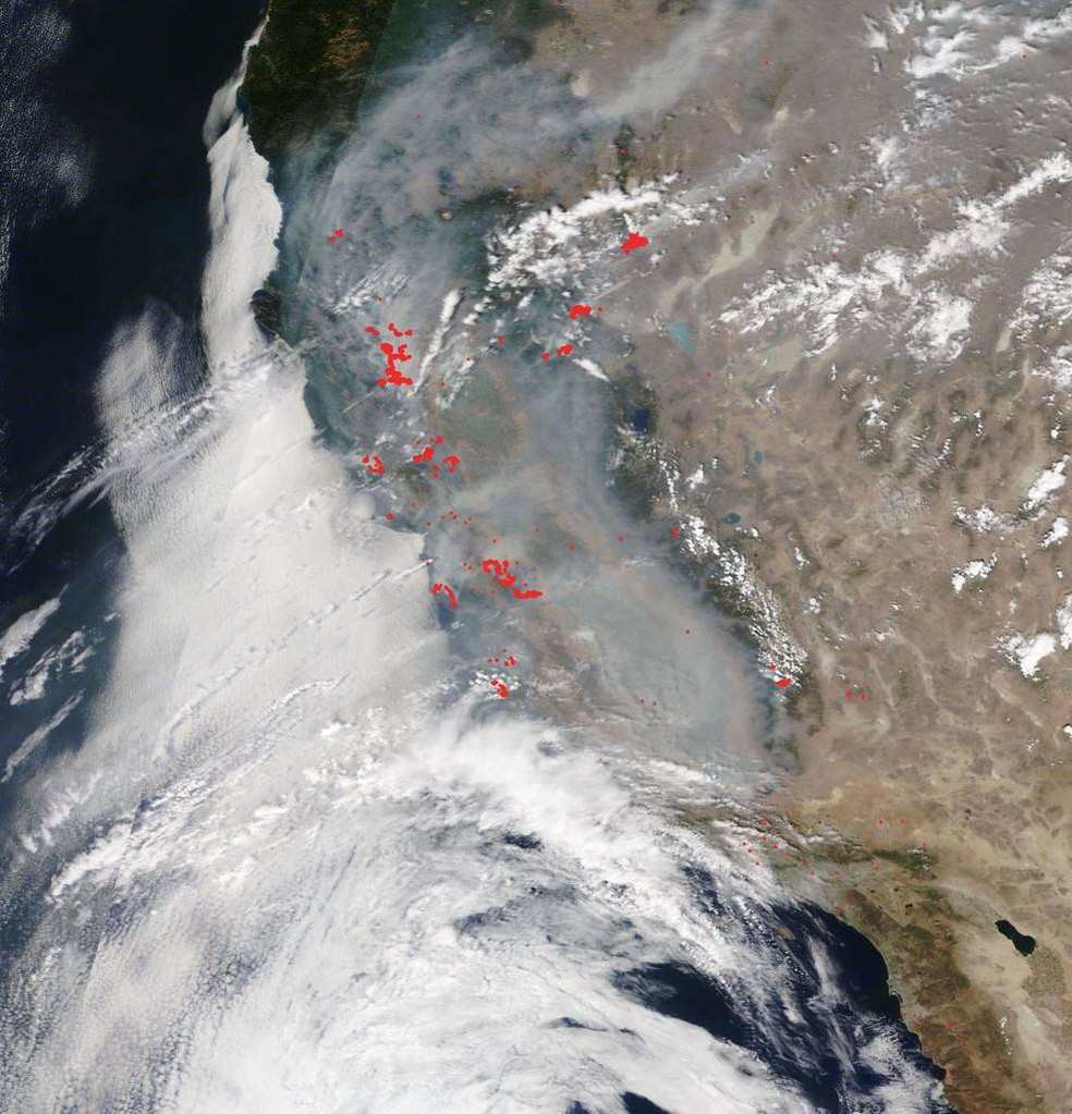 Imagem de satélite mostra a fumaça sobre a Califórnia durante incêndios que ocorreram na região em agosto de 2020 — Foto: Nasa | Reprodução