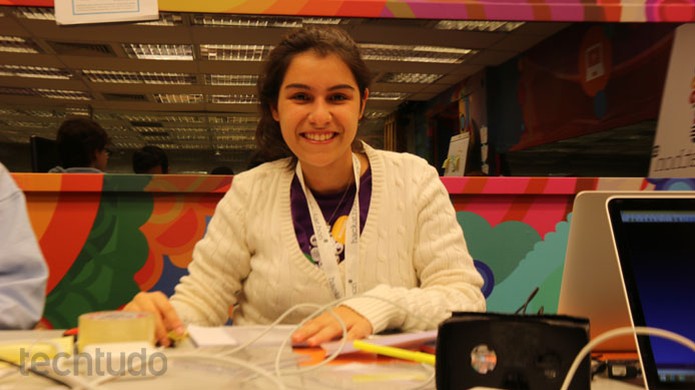 Danielle Cohen está pronta e trabalhando muito no Hackahton Globo (Foto: Isabela Giantomaso / TechTudo)