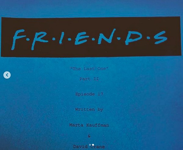 A foto compartilhada por Courteney Cox mostrando a primeira página do roteiro do último episódio de Friends (Foto: Instagram)