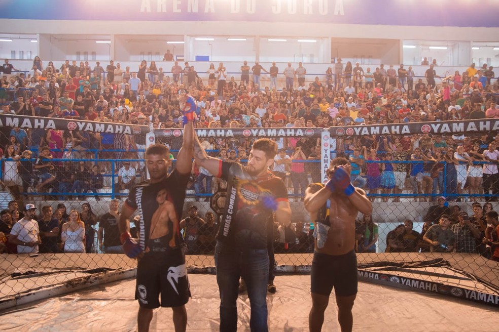 Isaac Massaranduba (braço erguido) fatura cinturão da categoria 65.7kg do 17º Náuas Combat — Foto: Divulgação/Náuas Combat MMA