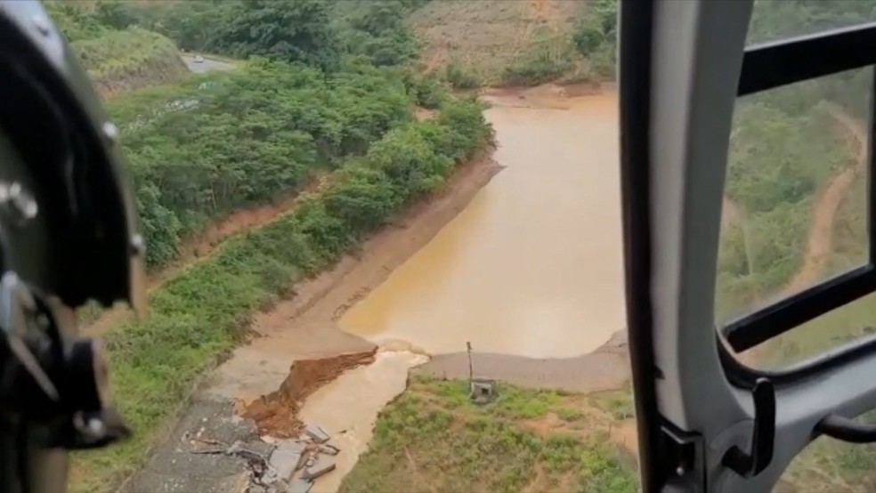 Imagem aérea da barragem que rompeu parcialmente em Colatina, ES — Foto: Reprodução/TV Gazeta