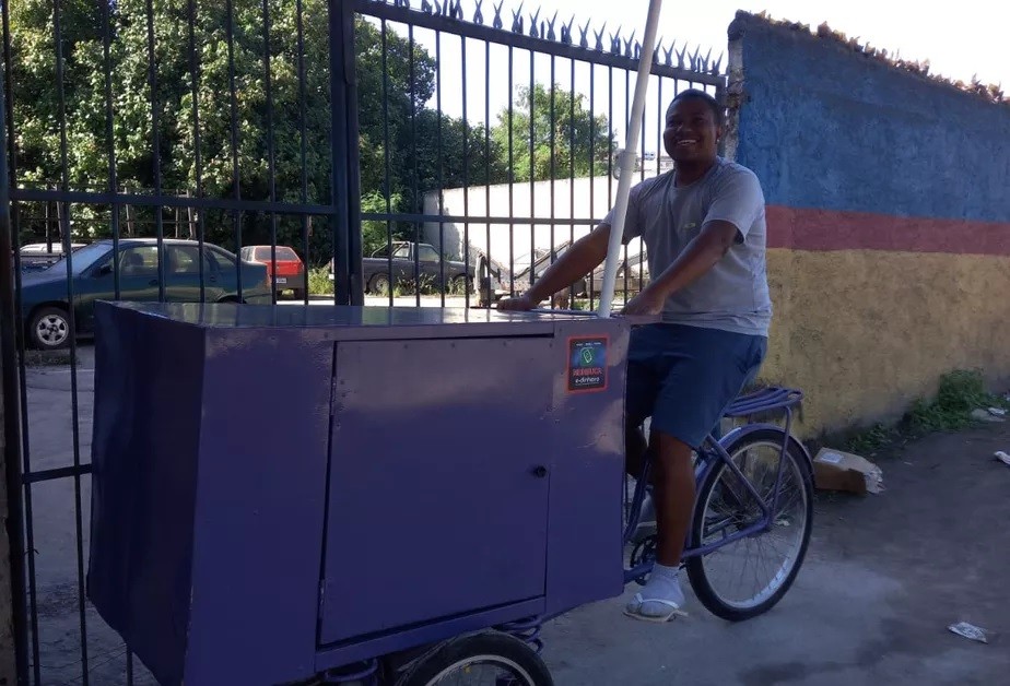 Jaime Azevedo com sua food bike em São Gonçalo: sucesso após post desabafo (Foto: Reprodução / Facebook)