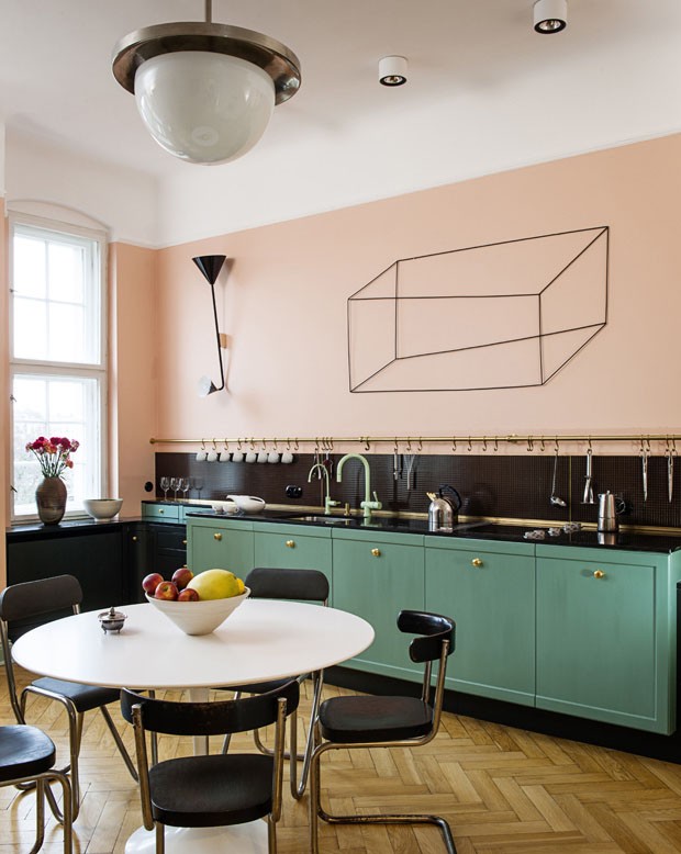 Cozinha rosa injeta ânimo em casa antiga (Foto: Wolfgang Stahr /Divulgação)