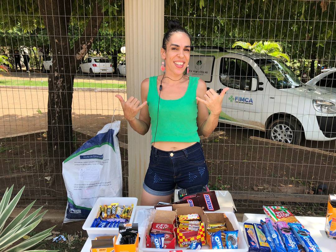 ENEM 2022 - DOMINGO (13) – PORTO VELHO (RO) - Mayumi vende doces na porta de escolas durante provas e concursos há 13 anos. Em relação aos anos anteriores, ela diz que o movimento de vendas foi mais fraco. “Não posso reclamar, aprendi a agradecer mais para receber mais”.