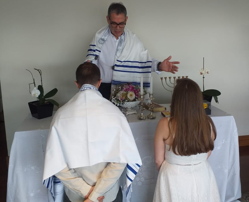 Sala foi adaptada para que casal se casasse durante pandemia  — Foto: Arquivo pessoal 