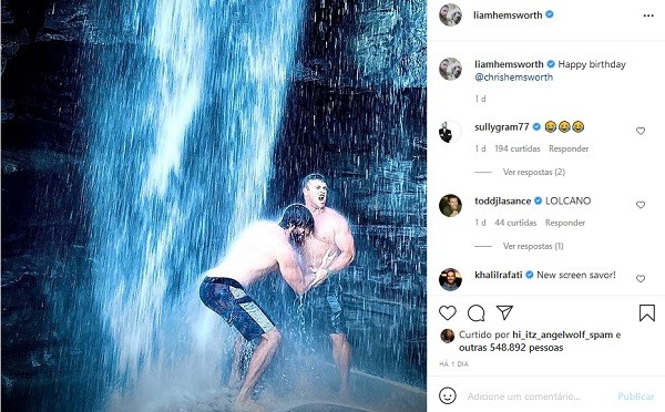 O post bem-humorado de Liam Hemsworth parabenizando Chris Hemsworth em uma foto com o outro irmão, Luke Hemsworth (Foto: Instagram)