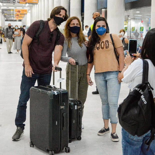Adriana Esteves e Vladimir Brichta são tietados em aeroporto (Foto: Webert Belicio/AgNews)
