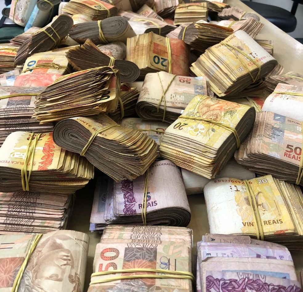 Dinheiro apreendido em uma das operações da polícia para tentar desarticular maior quadrilha de pasta base de cocaína de MG — Foto: Divulgação/Polícia Civil