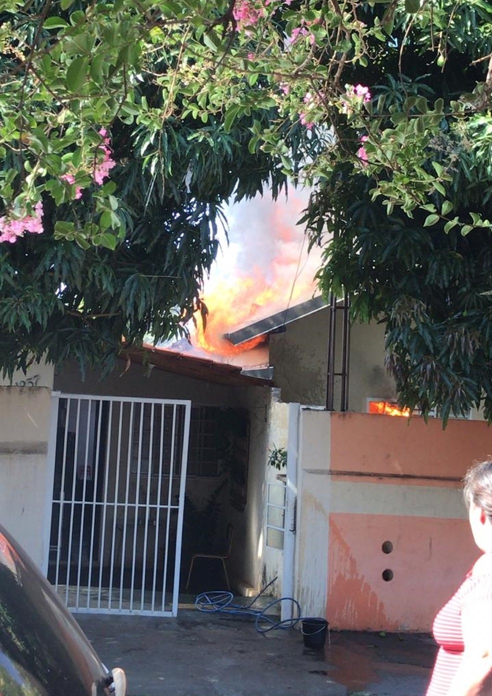 Chamas se alastraram rapidamente e destruíram casa em Rio Preto — Foto: Arquivo Pessoal 