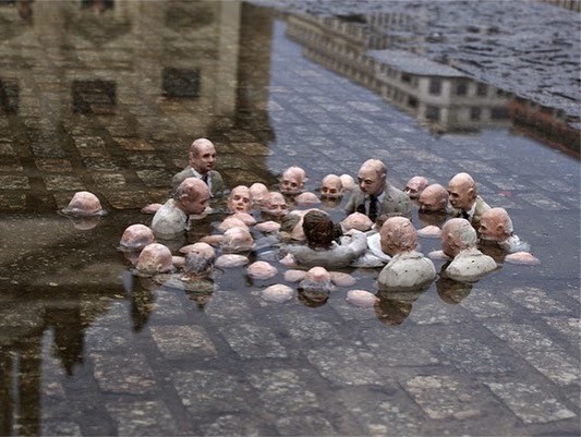 Imagem da escultura de Isaac Cordal chamada “Siga os líderes” ou “Políticos discutindo o aquecimento global” (Foto: Reprodução)