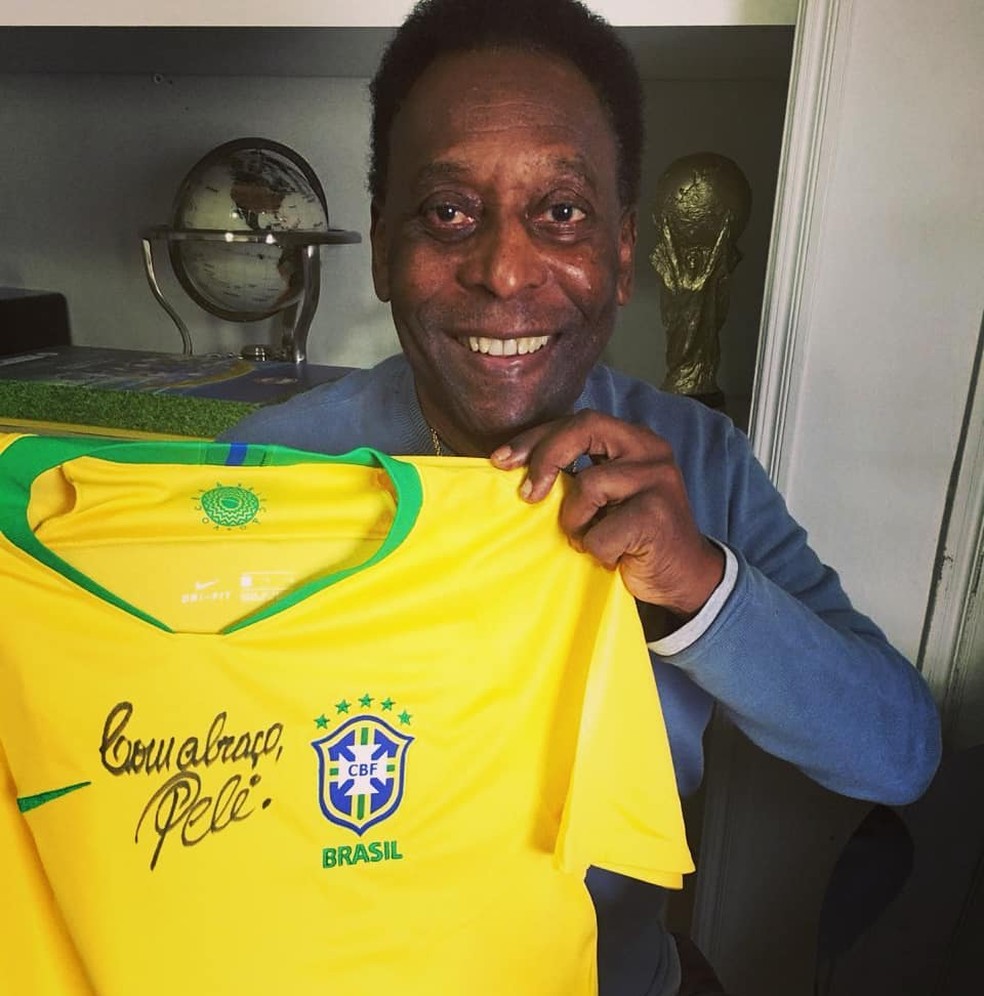 Camisa autografada por Pelé, que ajudará na campanha Ame o Gui (Foto: Divulgação)