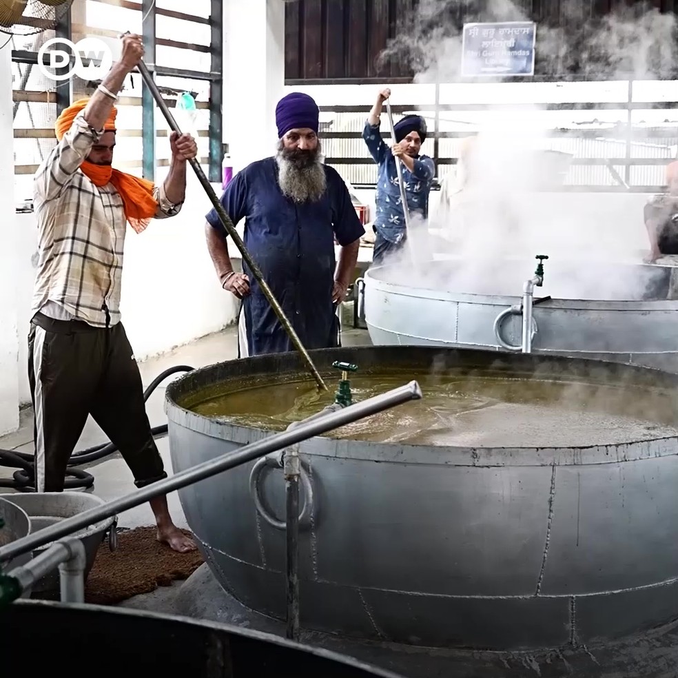 Cerca de 16 toneladas de comida são preparadas diariamente nesta cozinha em Amritsar, na Índia— Foto: DW/Reprodução