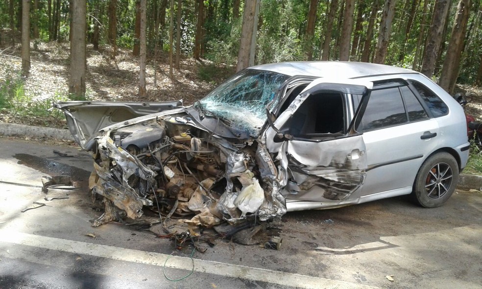 Acidente deixou veículo totalmente destruído (Foto: Corpo de Bombeiros / Divulgação)