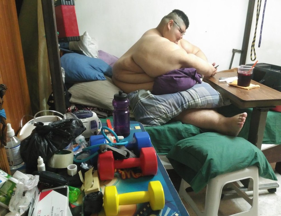 Com a recuperação progressiva da mobilidade, ele faz exercícios com pesos e já consegue ficar de pé por alguns minutos (Foto: BBC)