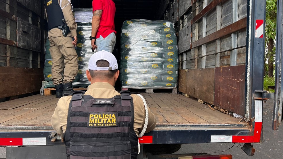 Mais de 1 tonelada de maconha é encontrada em fundo falso de caminhão em Uberlândia