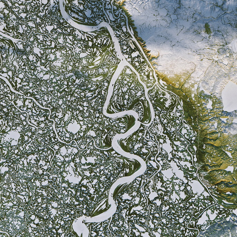 Rio Mackenzie, Canadá – No norte do Canadá, vias fluviais cobertas de gelo tornam-se estradas para que caminhões levem suprimentos a postos nas cidades de Inuvik e Tuktoyaktuk. (Foto: Joshua Stevens/NASA Earth Observatory)