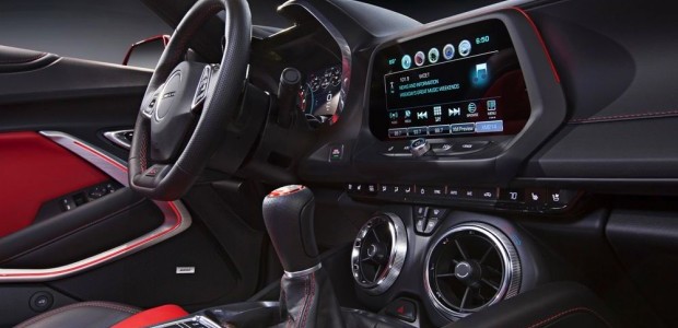O painel touch do Camaro 2016 permite a conectividade com smartphones e compartilhamento de aplicativos (Foto: Divulgação)