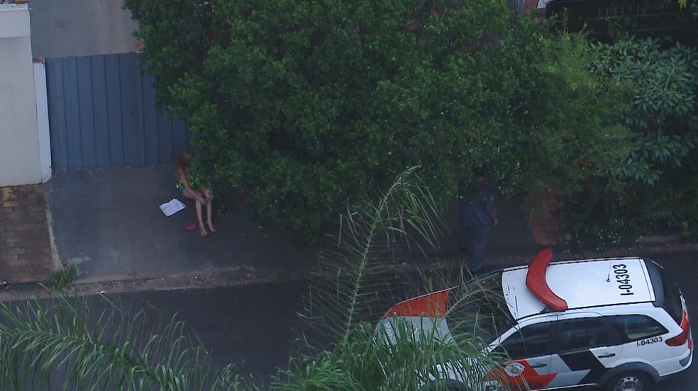 Vítima relatou à polícia que os dois estavam discutindo dentro do carro quando o homem começou a agredi-la — Foto: Reprodução/TV TEM