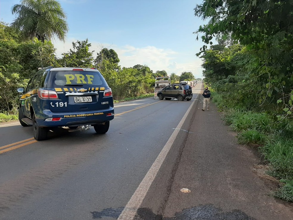 Rodovia foi interditada por alguns minutos para a retirada dos veículos — Foto: Túlio Alves/TV Anhanguera