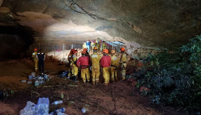 Em laudo, técnicos e geólogos apontam fissuras e umidade no teto da gruta que desmoronou em Altinópolis, SP