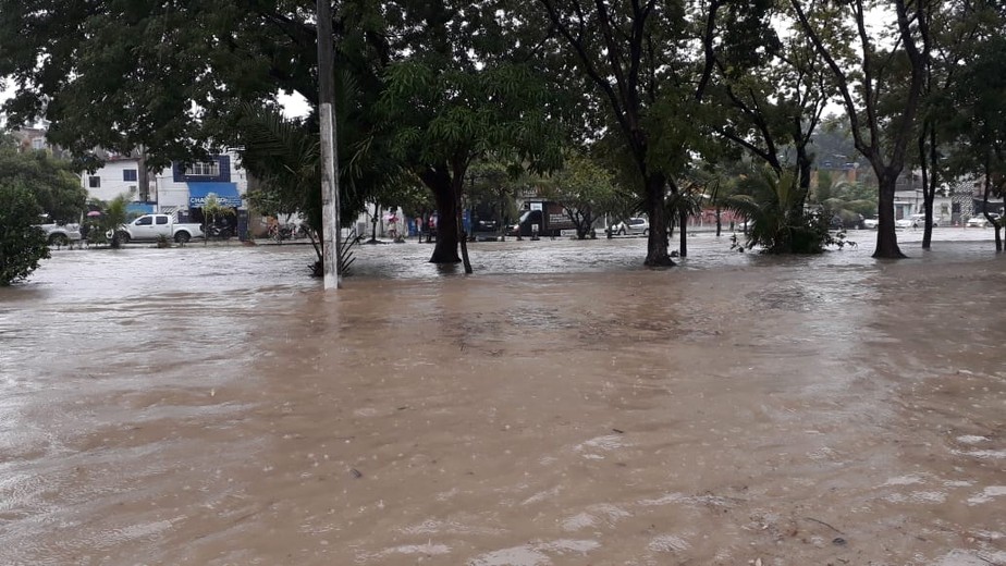 Chuva alaga ruas, provoca desabamento de parte de casa e suspende aulas no Grande Recife