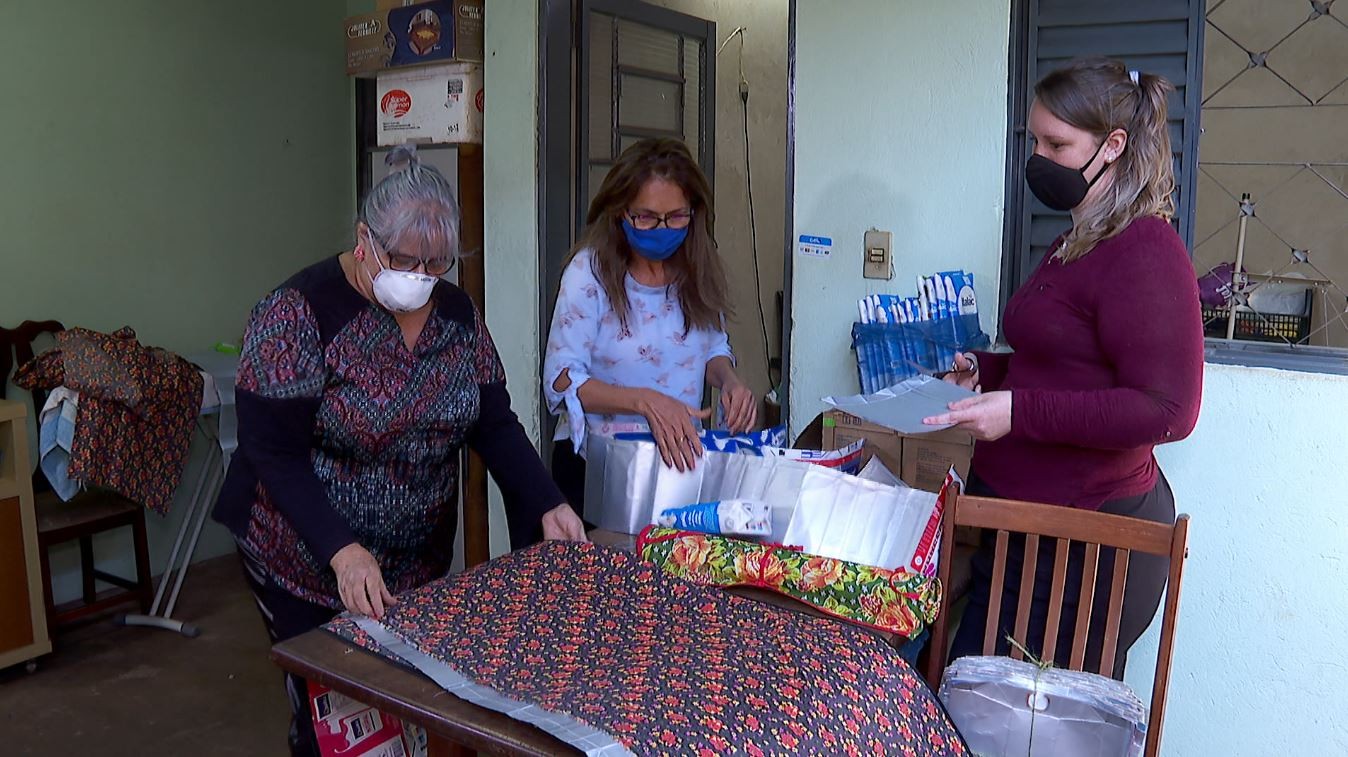 Voluntárias de Ribeirão Preto transformam caixas de leite em mantas para moradores de rua 