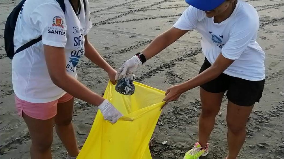 Origem do lixo nas faixas de areia seca e úmida foram analisadas em estudo em Santos, SP. — Foto: Divulgação/Prefeitura de Santos