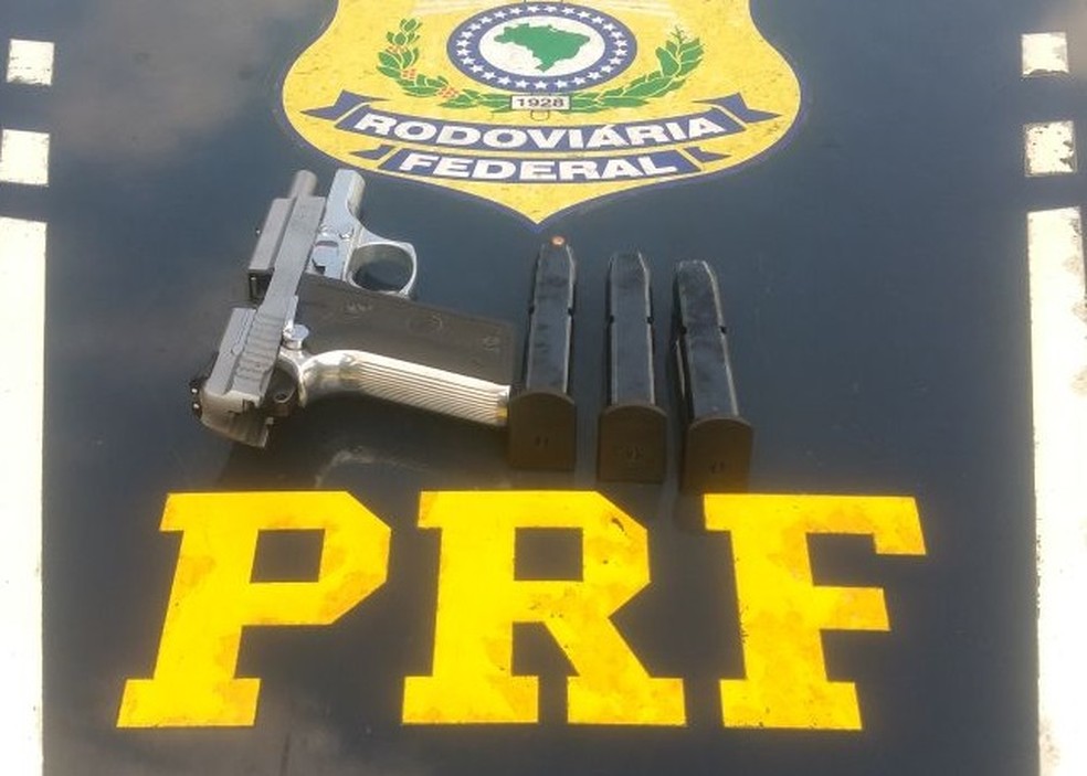Arma municiada e tr&ecirc;s carregadores de muni&ccedil;&atilde;o foram apreendidos na Mata Sul de Pernambuco (Foto: Divulga&ccedil;&atilde;o/PRF)