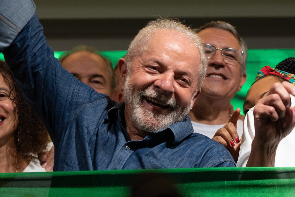 Lula posa para foto após discurso da vitória no segundo turno — Foto: Fábio Tito/g1