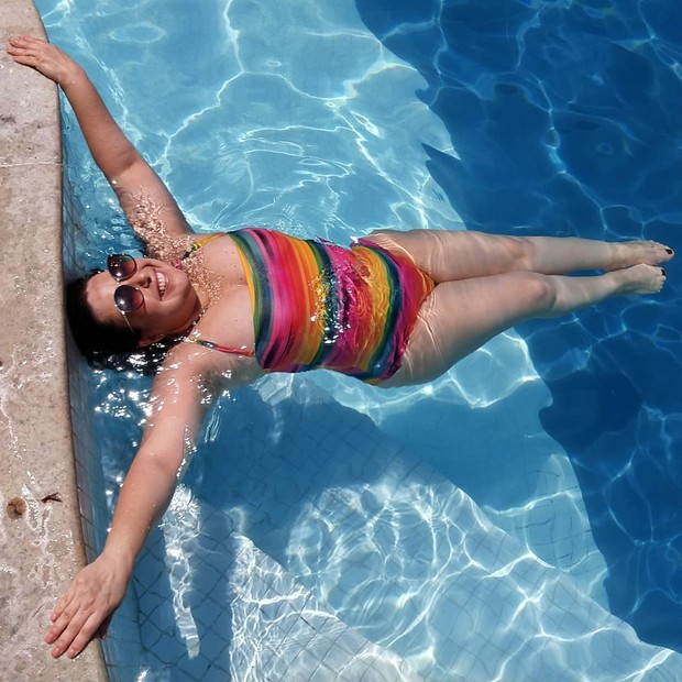 Mariana Xavier boia linda na piscina de maiô (Foto: Reprodução/Instagram)