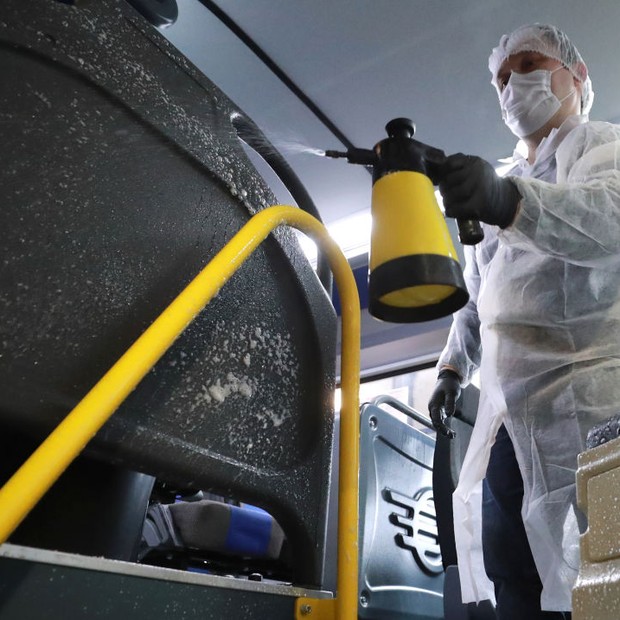 Desinfetante sendo aplicado em superfícies (Foto: Getty Images)