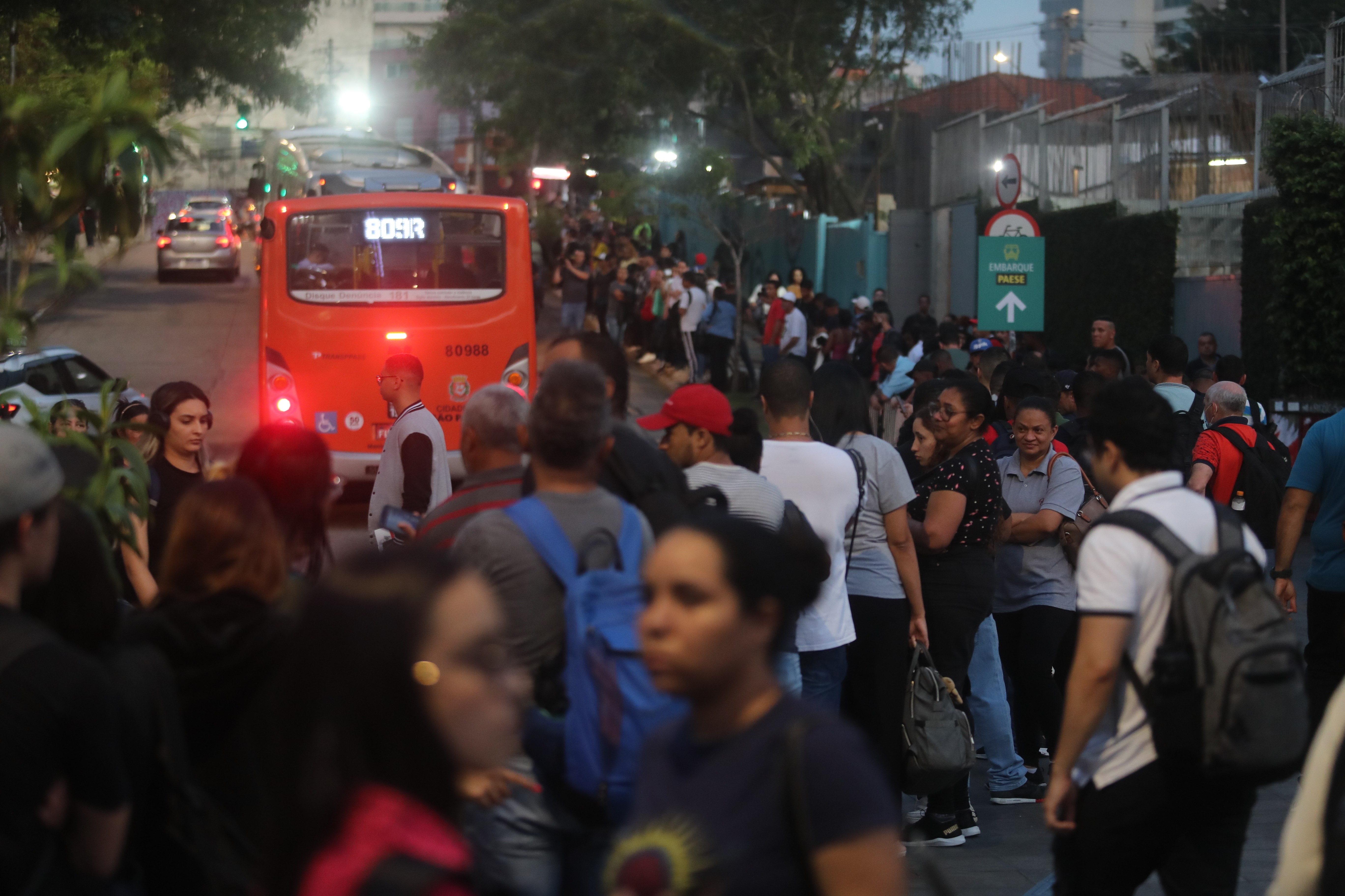 
Com fim da greve, trens do Metrô e CPTM circulam normalmente em São Paulo; Linha-9 Esmeralda apresenta problemas 