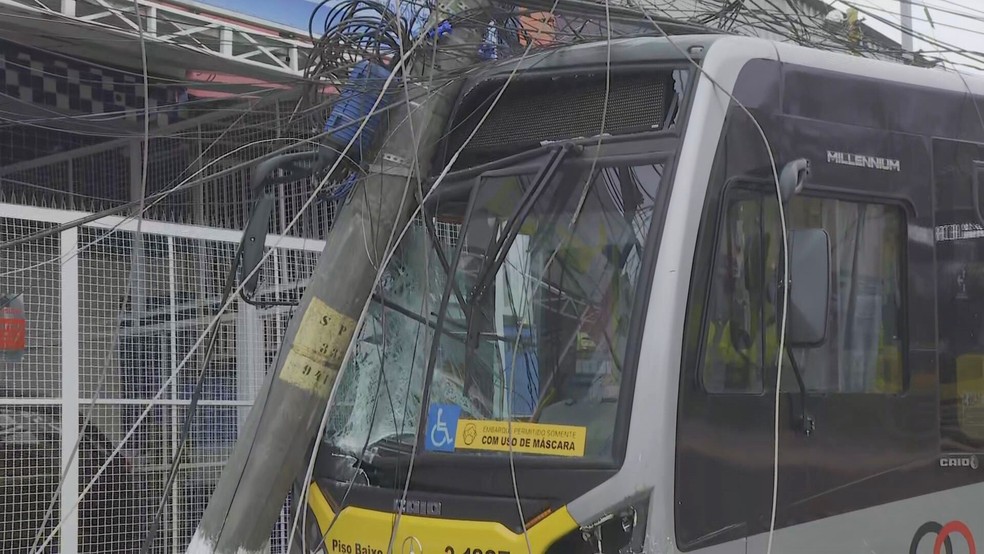 Ônibus após colisão na Zona Leste de SP, nesta segunda (1º) — Foto: Reprodução/TV Globo