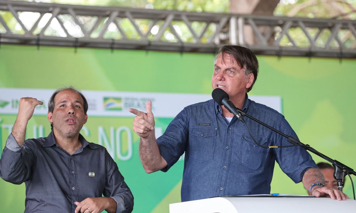 Presidente Jair Bolsonaro discursa durante entrega de títulos de terra no Maranhão (Foto: Isac Nóbrega/PR)