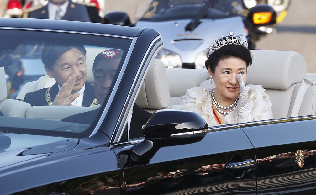 Novo imperador do Japão, Naruhito, e a imperatriz Masako, durante desfile oficial — Foto: Takuya Inaba/Kyodo News via AP