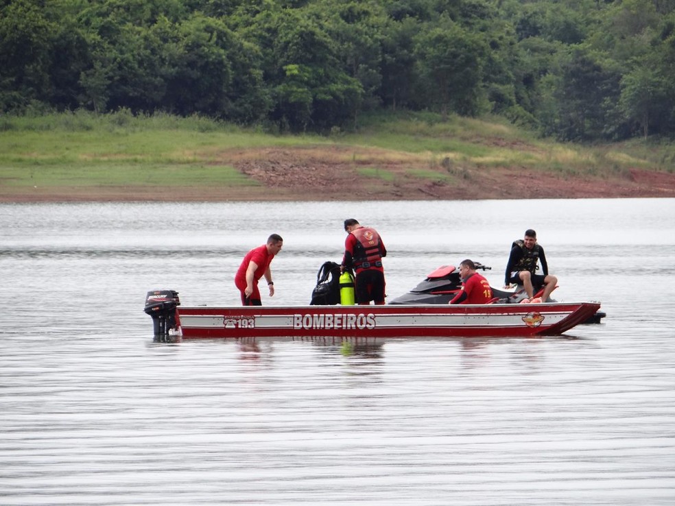 Bombeiros fazem buscas após helicóptero cair no Lago Corumbá, em Caldas Novas — Foto: Divulgação/Corpo de Bombeiros