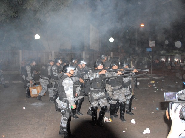 Policiais dispararam tiros de borracha para conter tumulto (Foto: Gabriel Penha/G1)