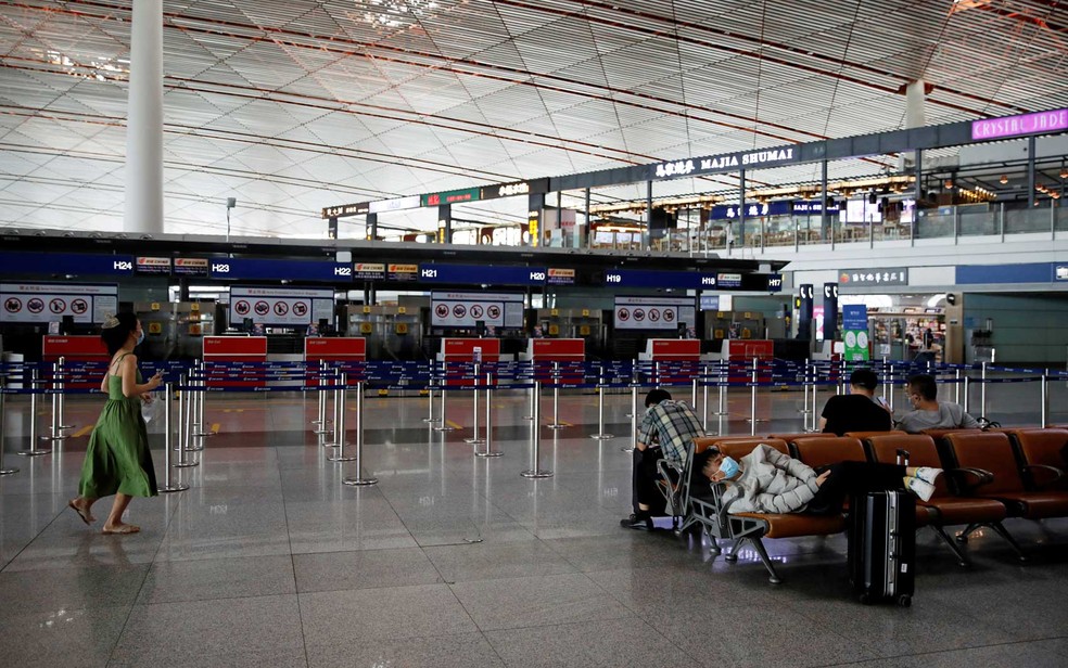 Saguão do Aeroporto Internacional de Pequim, depois que vários voos domésticos foram cancelados após o novo surto de coronavírus — Foto: Carlos Garcia Rawlins / Reuters