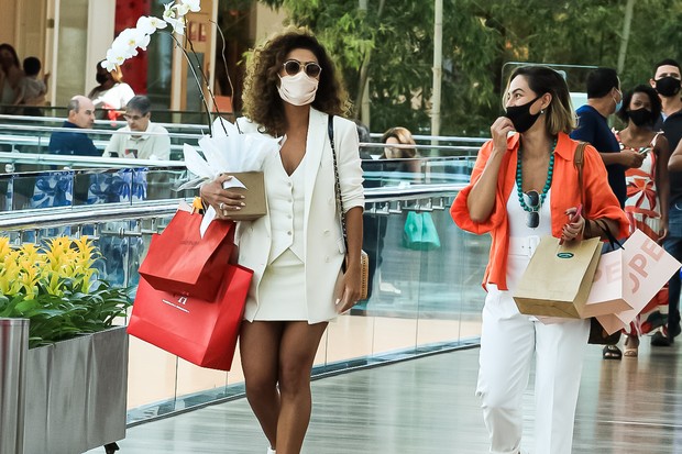 Juliana Paes vai com amigos a shopping no Rio (Foto: Fabricio Pioyani/AgNews)