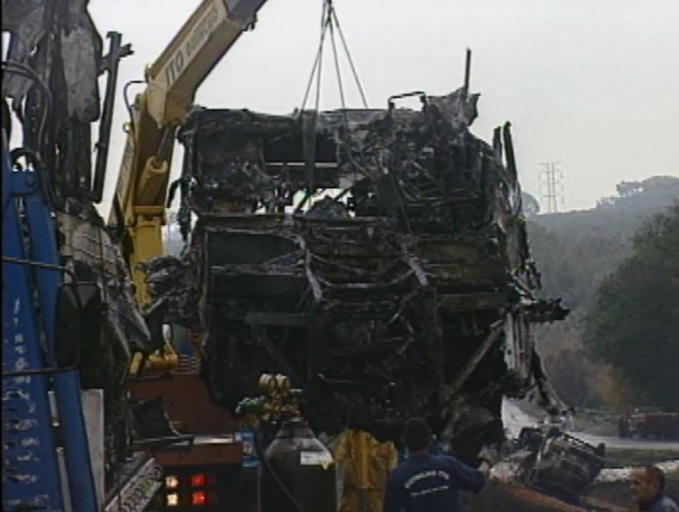 Equipes trabalharam por dois dias para liberar a rodovia Anhanguera depois que acidente vitimou 53 pessoas, a maioria romeiros, em Araras (Foto: Reprodução EPTV)