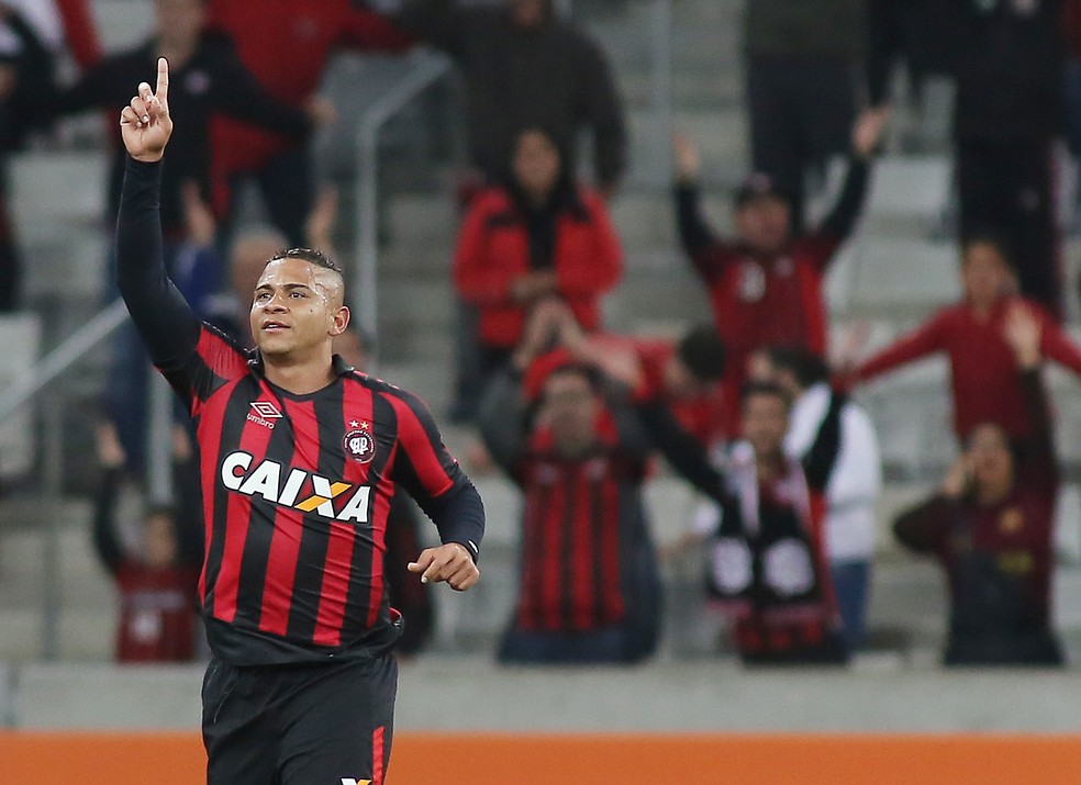 Agora E No Campo Walter Reve Atletico Pr Pela Primeira Vez Jogando Na Arena Atletico Pr Ge