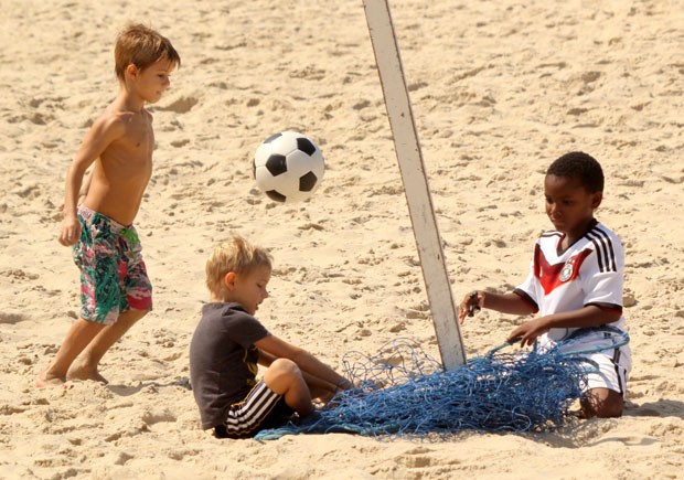 Filhos de Fernanda Lima brincam com amiguinho na praia (Foto: J.Humberto \ AgNews)