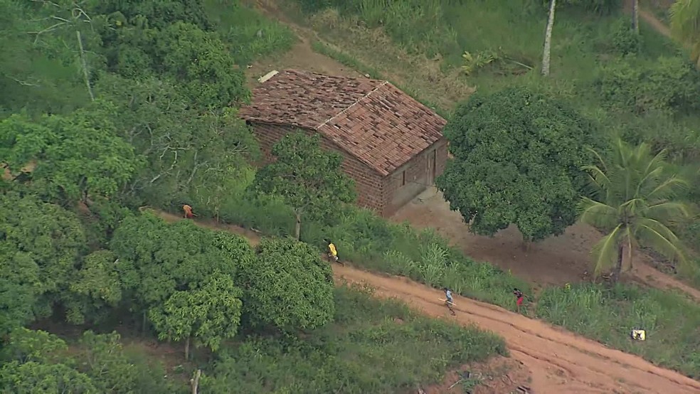 Moradores corriam em estradas de barro e áreas de difícil acesso em busca de suspeito — Foto: Reprodução/TV Globo