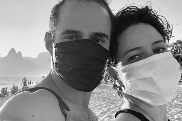 Leandra Leal e Guilherme Burgos na praia (Foto: Reprodução/Instagram)