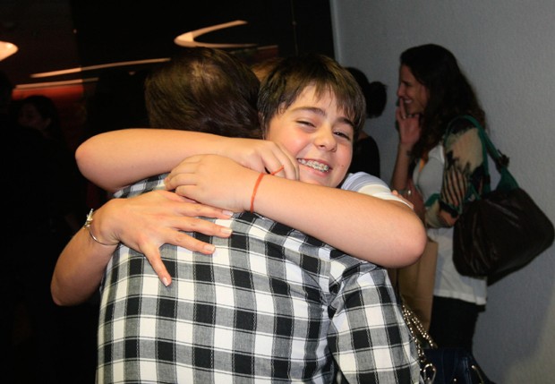 Chitãozinho abraça o filho Enrico (Foto: Leo Franco/AgNews)